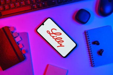 Prag, Çek Cumhuriyeti - 10 21 2024: Eli Lilly logosunu gösteren akıllı telefon.