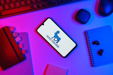 Prag, Çek Cumhuriyeti - 10 21 2024: Novo Nordisk logosunu gösteren akıllı telefon.
