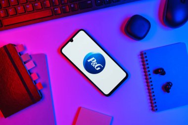Prag, Çek Cumhuriyeti - 10 21 2024: Procter ve Gamble logosunu gösteren akıllı telefon.