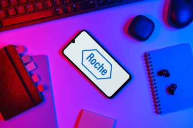 Prag, Çek Cumhuriyeti - 10 21 2024: Roche logosunu gösteren akıllı telefon.