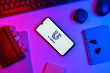 Prag, Çek Cumhuriyeti - 10 21 2024: Yüzeyde Unilever logosu gösteren akıllı telefon.