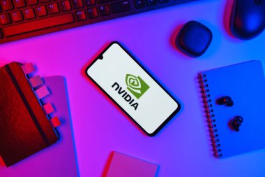 Prag, Çek Cumhuriyeti - 10 21 2024: NVIDIA logosunu gösteren akıllı telefon.