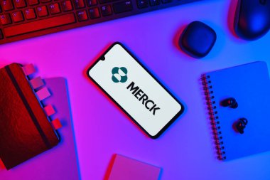Prag, Çek Cumhuriyeti - 10 21 2024: Merck logosunu gösteren akıllı telefon.