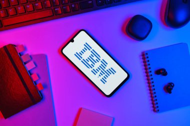 Prag, Çek Cumhuriyeti - 10 21 2024: IBM logosunu gösteren akıllı telefon.