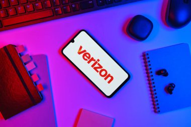 Prag, Çek Cumhuriyeti - 10 21 2024: Verizon logosunu gösteren akıllı telefon.