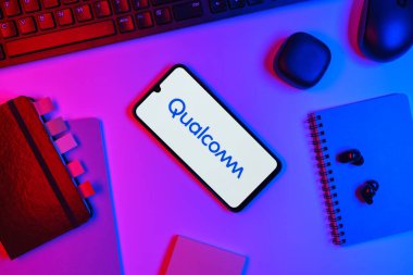 Prag, Çek Cumhuriyeti - 10 21 2024: Qualcomm logosunu gösteren akıllı telefon.