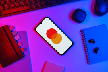 Prag, Çek Cumhuriyeti - 10 21 2024: Mastercard logosunu gösteren akıllı telefon.