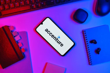 Prag, Çek Cumhuriyeti - 10 21 2024: Yüzeyde Accenture logosu gösteren akıllı telefon.