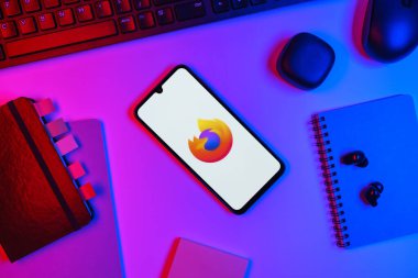 Prag, Çek Cumhuriyeti - 10 21 2024: Firefox logosunu gösteren akıllı telefon.