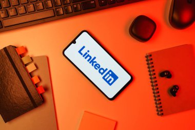 Prag, Çek Cumhuriyeti - 10 21 2024: Yüzeyde LinkedIn logosunu gösteren akıllı telefon.
