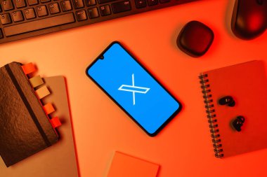 Prag, Çek Cumhuriyeti - 10 21 2024: X logosu gösteren akıllı telefon.