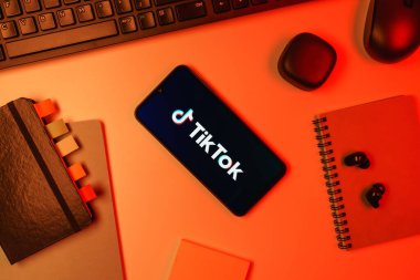 Prag, Çek Cumhuriyeti - 10 21 2024: Tiktok logosunu gösteren akıllı telefon.