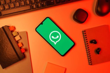 Prag, Çek Cumhuriyeti - 10 21 2024: Yüzeyde WhatsApp logosunu gösteren akıllı telefon.