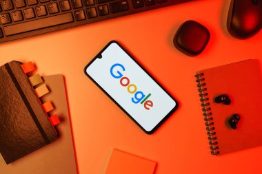 Prag, Çek Cumhuriyeti - 10 21 2024: Google logosunu gösteren akıllı telefon.