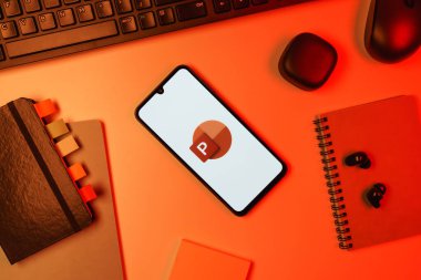 Prag, Çek Cumhuriyeti - 10 21 2024: Powerpoint logosunu gösteren akıllı telefon.