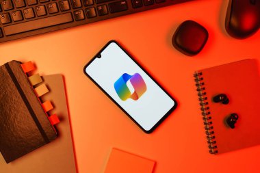 Prag, Çek Cumhuriyeti - 10 21 2024: Yüzeyde Copilot logosu gösteren akıllı telefon.