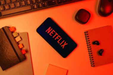 Prag, Çek Cumhuriyeti - 10 21 2024: Netflix logosunu gösteren akıllı telefon.