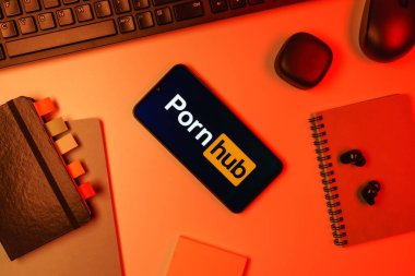 Prag, Çek Cumhuriyeti - 10 21 2024: Pornhub logosunu gösteren akıllı telefon.