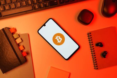 Prag, Çek Cumhuriyeti - 10 21 2024: Bitcoin logosunu gösteren akıllı telefon.