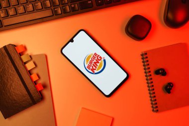 Prag, Çek Cumhuriyeti - 10 21 2024: Burger King logosunu gösteren akıllı telefon.