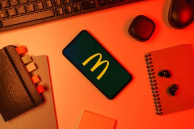 Prag, Çek Cumhuriyeti - 10 21 2024: Yüzeyde McDonalds logosunu gösteren akıllı telefon.