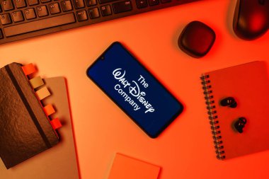 Prag, Çek Cumhuriyeti - 10 21 2024: Walt Disney logosunu gösteren akıllı telefon.