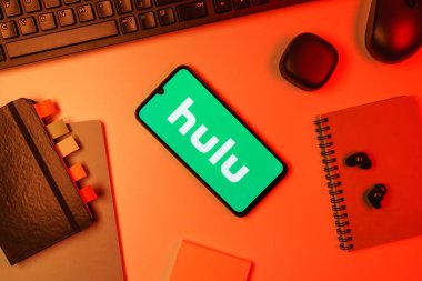Prag, Çek Cumhuriyeti - 10 21 2024: Yüzeyde Hulu logosunu gösteren akıllı telefon.