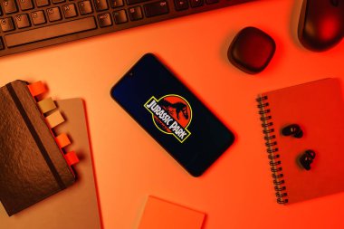 Prag, Çek Cumhuriyeti - 10 21 2024: Jurassic Park logosunu gösteren akıllı telefon.