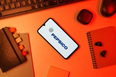 Prag, Çek Cumhuriyeti - 10 21 2024: Pepsico logosunu gösteren akıllı telefon.