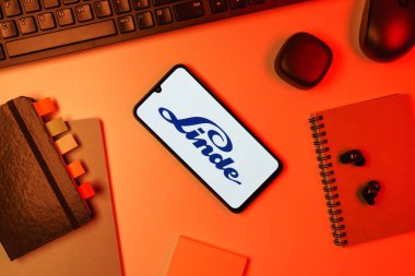 Prag, Çek Cumhuriyeti - 10 21 2024: Linde logosunu gösteren akıllı telefon.