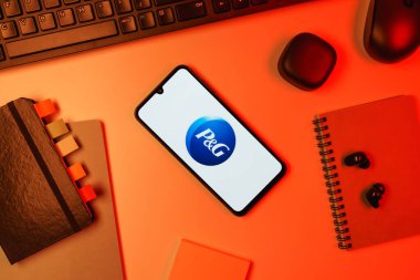 Prag, Çek Cumhuriyeti - 10 21 2024: Procter ve Gamble logosunu gösteren akıllı telefon.