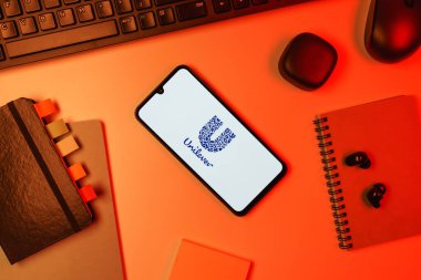 Prag, Çek Cumhuriyeti - 10 21 2024: Yüzeyde Unilever logosu gösteren akıllı telefon.