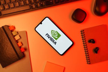Prag, Çek Cumhuriyeti - 10 21 2024: NVIDIA logosunu gösteren akıllı telefon.