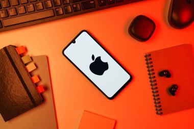 Prag, Çek Cumhuriyeti - 10 21 2024: Apple logosunu gösteren akıllı telefon.