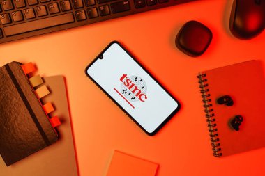 Prag, Çek Cumhuriyeti - 10 21 2024: Yüzeyde TSMC logosu gösteren akıllı telefon.