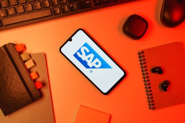 Prag, Çek Cumhuriyeti - 10 21 2024: SAP logosunu gösteren akıllı telefon.