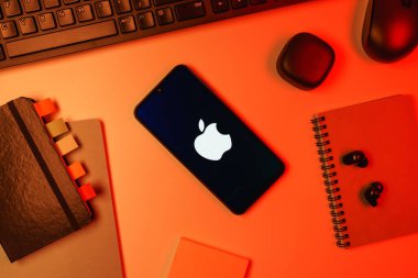 Prag, Çek Cumhuriyeti - 10 21 2024: Apple logosunu gösteren akıllı telefon.