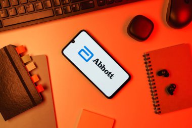 Prag, Çek Cumhuriyeti - 10 21 2024: Abbott Laboratuvarlarının logosunu gösteren akıllı telefon.