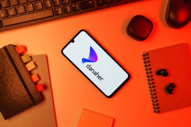 Prag, Çek Cumhuriyeti - 10 21 2024: Danaher logosunu gösteren akıllı telefon.