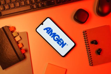 Prag, Çek Cumhuriyeti - 10 21 2024: Amgen logosunu gösteren akıllı telefon.