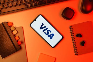 Prag, Çek Cumhuriyeti - 10 21 2024: Visa logosunu gösteren akıllı telefon.