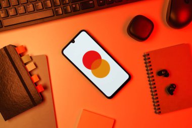 Prag, Çek Cumhuriyeti - 10 21 2024: Mastercard logosunu gösteren akıllı telefon.