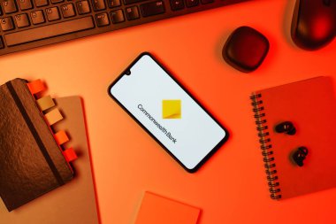 Prag, Çek Cumhuriyeti - 10 21 2024: Commonwealth Bank logosunu gösteren akıllı telefon.
