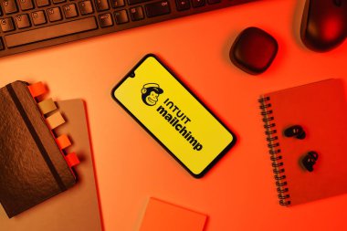 Prag, Çek Cumhuriyeti - 10 21 2024: Posta şempanzesinin logosunu gösteren akıllı telefon.