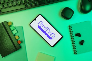 Prag, Çek Cumhuriyeti - 10 21 2024: Twitch logosunu gösteren akıllı telefon.