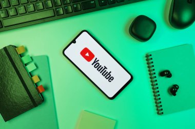 Prag, Çek Cumhuriyeti - 10 21 2024: Youtube logosunu gösteren akıllı telefon.