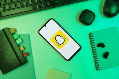 Prag, Çek Cumhuriyeti - 10 21 2024: Snapchat logosunu gösteren akıllı telefon.