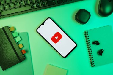 Prag, Çek Cumhuriyeti - 10 21 2024: Youtube logosunu gösteren akıllı telefon.