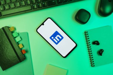 Prag, Çek Cumhuriyeti - 10 21 2024: Yüzeyde LinkedIn logosunu gösteren akıllı telefon.