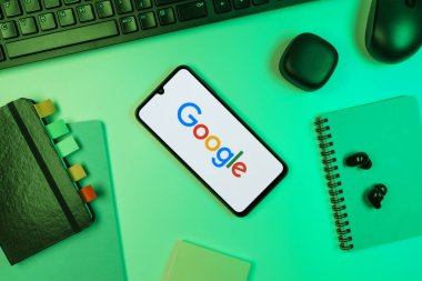 Prag, Çek Cumhuriyeti - 10 21 2024: Google logosunu gösteren akıllı telefon.